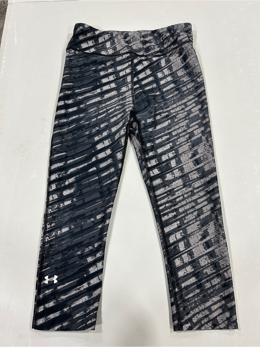 Under Armour Women’s Black Gray Printed Athletic Leggings-inseam 17 inches